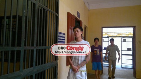 Hà Nội: Hai gã trai dàn trận giăng bẫy lừa “máy bay bà già” - 3 Chung và Tùng khi bị bắt