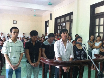 “Hoạn thư“ tạt axit hoa hậu phố núi lĩnh án - 1 Các bị cáo tại phiên tòa