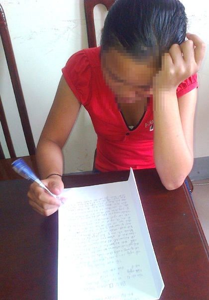 Nữ sinh LTY trình bày việc mình bị lừa bán vào động mại dâm (Ảnh: T.T).