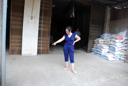 Hà Nội: “Khủng bố” bằng vòng hoa tang - 1 Chị Tiệm chỉ nơi kẻ gian đặt vòng hoa “khủng bố”.