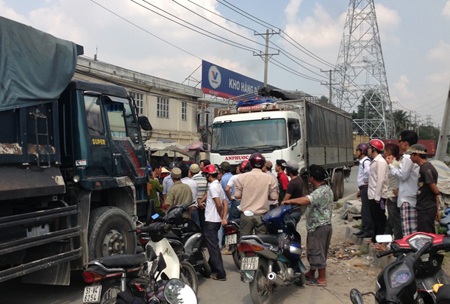 Nhiều người dân vây quanh hiện trường theo dõi vụ việc.