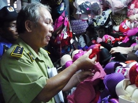 Tạm giữ áo ngực Trung Quốc nghi có chứa “thuốc lạ” - 2 Quầy” hàng Nhân Ngân bán các loại áo ngực phụ nữ xuất xứ từ Trung Quốc nghi có chứa “chất lạ”