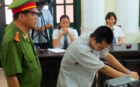 Sát thủ cuồng dâm bị kết án tử hình - 1 Bị cáo Đặng Trần Hoài đang nghe tuyên án