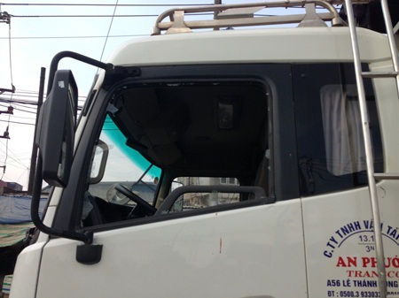 Kính xe tải của anh Vũ bị đập vỡ và phụ xe dùng hung khí này đánh tài xế trọng thương.