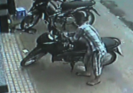 Tên trộm lấy xe chỉ trong 10 giây