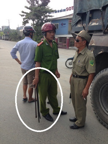 Kính xe tải của anh Vũ bị đập vỡ và phụ xe dùng hung khí này đánh tài xế trọng thương.