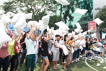 Làm mới cuộc sống tại “Ngày hội đập gối” - 1 Tất cả cùng lao vào cuộc chiến gối đầy kịch tính và cười thả ga.