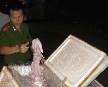 Số tràng lợn phát hiện đã bốc mùi hôi thối.