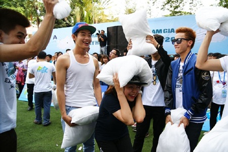 Làm mới cuộc sống tại “Ngày hội đập gối” - 3 Cuộc chiến gối giữa Thái Trinh và 365.