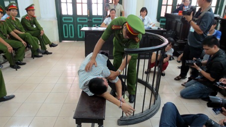 Sát thủ cuồng dâm bị kết án tử hình - 4 Bị cáo lăn lộn tại tòa