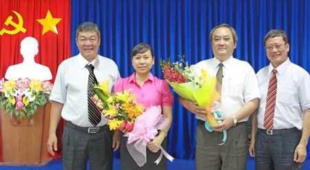 Ngân hàng MHB bổ nhiệm 2 Phó Tổng giám đốc mới - 1 Bà Nguyễn Thiên Kim và ông Nguyễn Ngọc Tâm (cầm hoa) tại buổi công bố quyết định bổ nhiệm.