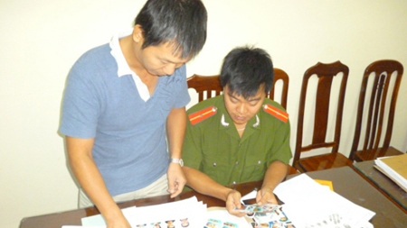 Tội phạm có yếu tố nước ngoài: Mặt trái của phát triển - 1 Công an Hà Nội rà soát ảnh các đối tượng nước ngoài nghi hoạt động phạm pháp trên địa bàn