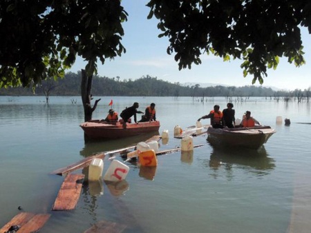 Lai dắt gỗ trái phép vừa bắt giữ được