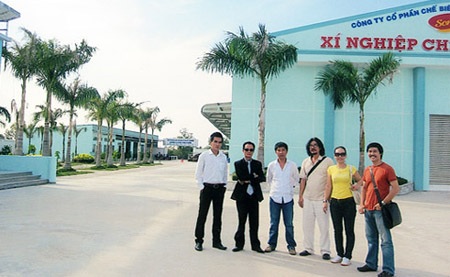 Ca sĩ Cẩm Vân và đại gia Hưng lùn - 2 Các thành viên sáng lập trong ngày khánh thành nhà máy