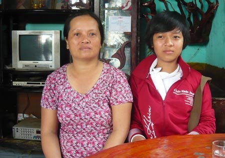 Học sinh cấp 2 tiếp tay bắt cóc bạn đưa sang biên giới tống tiền - 2 Nguyễn Thị Ngọc Ánh và mẹ.