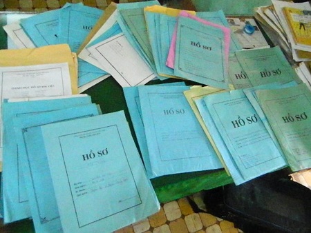 Hàng chục bộ hồ sơ xin việc của nạn nhân