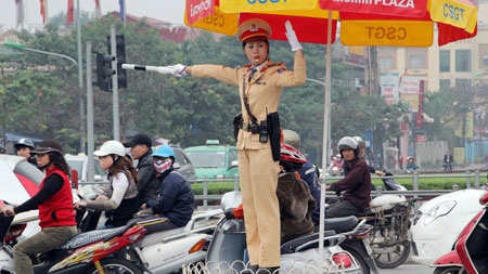 Luyện tác phong, rèn thái độ cho CSGT - 1 CSGT Hà Nội nâng cao văn hóa xứng xử, lễ tiết và tác phong phục vụ nhân dân
