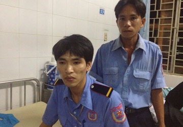 “Cướp” tử thi làm náo loạn bệnh viện - 1 Bảo vệ Trần Đình Phúc bị đánh chấn thương đầu khi ngăn cản vụ “cướp” xác. Ảnh: DĐ