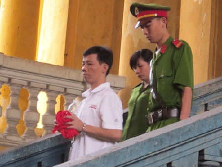 Bị đòi ly hôn, gã đàn ông mê đá gà giết vợ - 1 Đoàn Gia Lộc đã đẩy hai con thơ vào cảnh thiếu thốn tình thương của cha mẹ