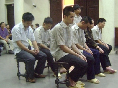 Hà Nội: Nữ giám đốc thuê “đầu gấu” bắt cóc đối tác - 1 Các bị cáo tại tòa sáng 29 -10.