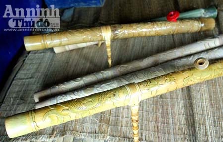 Ngỗ ngược giết người rồi thành “vua” điếu cày trong trại - 2 Những tuyệt phẩm trên đẵn tre do Phòng tạc khắc