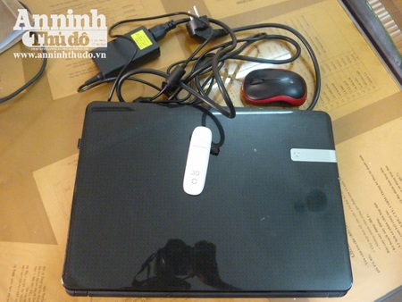 ... và tang vật vụ án.