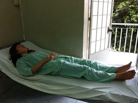 Bắt giáo viên mầm non đánh đồng nghiệp rách màng nhĩ - 1 Nạn nhân Ngọc Mai trong thời gian điều trị tại BV Quân dân Miền Đông quận 9.