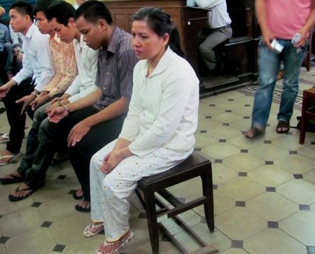 Chị gái tật nguyền sát hại em trai hỗn hào - 1 Vì tật nguyền nên bị cáo Dương Thị Hoa được đặc cách ngồi nghe tuyên án