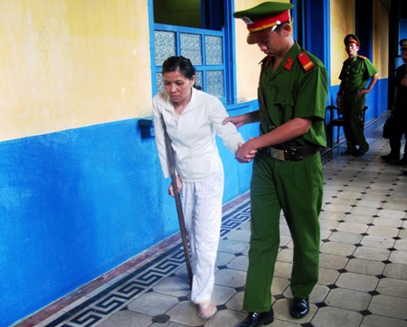 Chị gái tật nguyền sát hại em trai hỗn hào - 2 Dương Thị Hoa lê chân bước ra xe với chiếc nạng gỗ