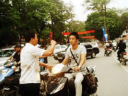 Lo ngại CSGT hóa trang - 1 CSGT hóa trang kết hợp công khai chặn xe vi phạm tại Hà Nội trước đây. Ảnh: BÁO CÔNG AN NHÂN DÂN