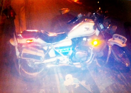 Chiếc xe môtô công vụ của CSGT Rạch Chiếc bị hư hỏng nặng do tên Biển tông vào.