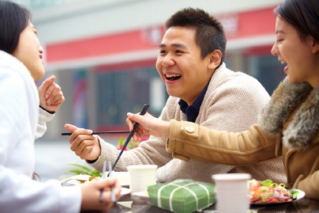 Một chút hương vị ngày Tết cũng đủ sưởi ấm lòng người nơi đất khách