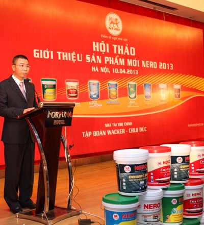 Ông Hoàng Văn Hùng, Giám đốc Công ty TNHH Sơn Nero giới thiệu tính ưu việt dòng sơn mới.