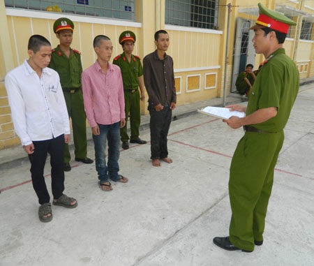 Xông thẳng vào lớp cướp tiền học phí