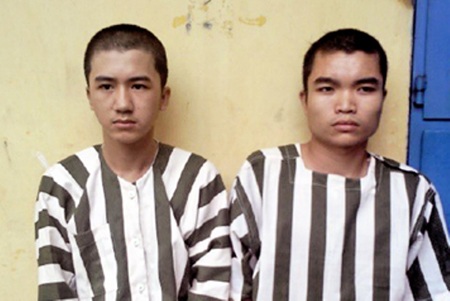 Hai tên cướp bị chở đến đồn công an vì... ngủ quên trên taxi.