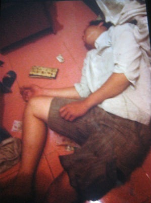 Tên trộm say sưa nằm ngủ dưới nền nhà.