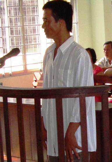 Hiếp bà già 68 tuổi, lĩnh án… treo - 1 Bị cáo Hà Văn Màu.