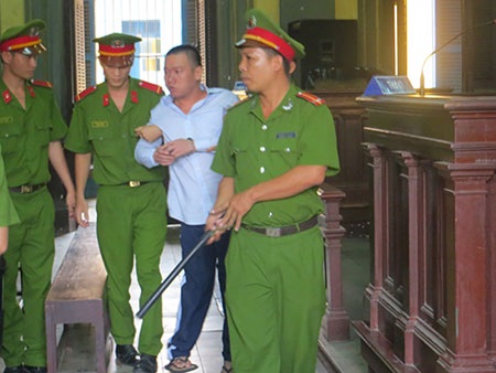Nỗi đau của hai bà mẹ - 1 Bị cáo Nguyễn Hữu Mạnh Tường sau phiên tòa phúc thẩm với bản án tử hình
