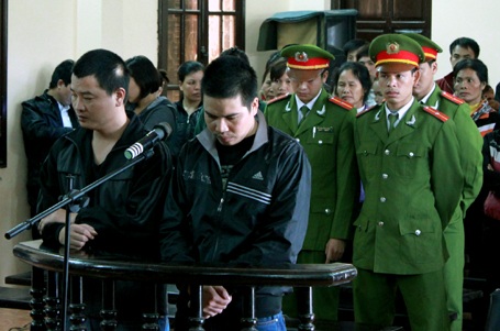 Hành hung người dân Văn Giang, thủ phạm lĩnh 60 tháng tù - 1 Hai bị cáo côn đồ bị tuyên phạt 60 tháng tù giam.