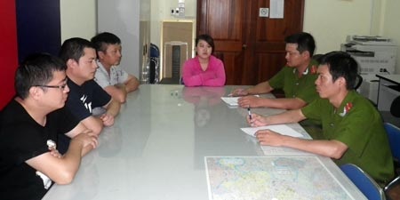 Cuộc truy bắt giám đốc điều hành trang web đánh bạc xuyên quốc gia - 1 Các đối tượng truy nã quốc tế đang khai báo hành vi phạm tội.