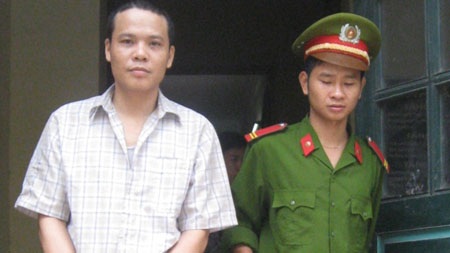 Hà Nội: Được giảm án nhờ trước đó tham gia bắt cướp - 1 Lê Văn Hải (trái) bị dẫn giải trở lại trại tạm giam sau phiên xử