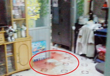 Truy bắt hung thủ cứa cổ chị họ cướp vàng - 1 Hiện trường bên trong căn hộ 323 (trên) và vết máu vương vãi ở cầu thang. Ảnh: HT