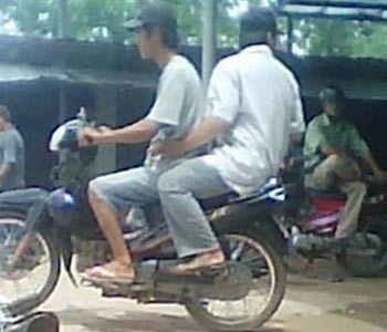 Xin được tháo khớp tống tiền người thân - 3 Một con bạc đang đứng trước “phòng chết gọi điện hù dọa gia đình.