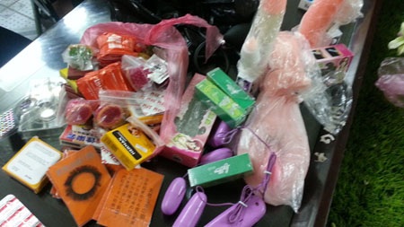 Hà Nội: Dụng cụ kích dục bán rong  - 1 Các loại thuốc, dụng cụ bị thu giữ