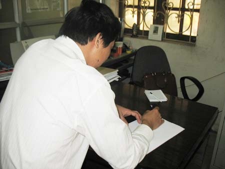 Tuyển nhân viên phát thư... lừa - 2 Một nạn nhân bị dính bẫy tuyển dụng lao động đến Báo CAND trình báo.