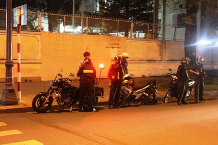 Lực lượng CSCĐ chốt chặn kiểm tra hành chính đối tượng nghi vấn.