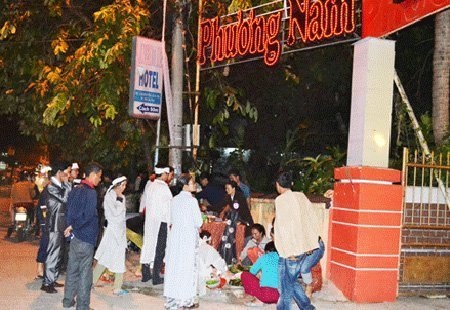 Mặc đồ tang, mang vàng mã đến quán bar “cầu hồn” - 1 Người nhà nạn nhân thể hiện sự bức xúc trước quán bar Phương Nam (Ảnh: Công an TP Đà Nẵng)