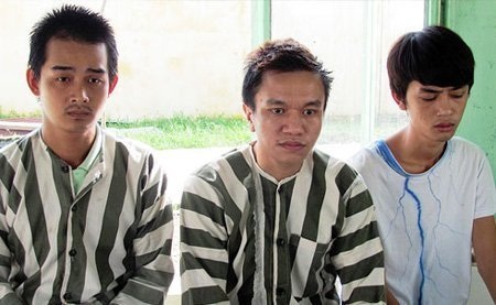 Mặc đồ tang, mang vàng mã đến quán bar “cầu hồn” - 2 Các đối tượng tham gia hành hung dẫn đến cái chết của nạn nhân Tú tối 17/11 (Ảnh: Công an TP HCM)
