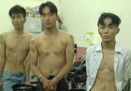 Cảnh sát đặc nhiệm: Tuần tra 24/24 giờ - 2 Ba kẻ cướp giật ở quận 10 bị trinh sát HSĐN bắt giữ. Ảnh: H.TUYẾT
