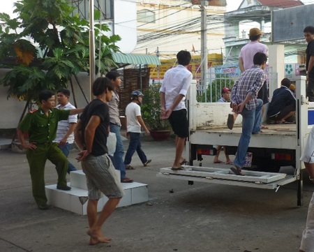 Các đối tượng bị áp giải và các dụng cụ sát phạt của nhóm đánh bạc